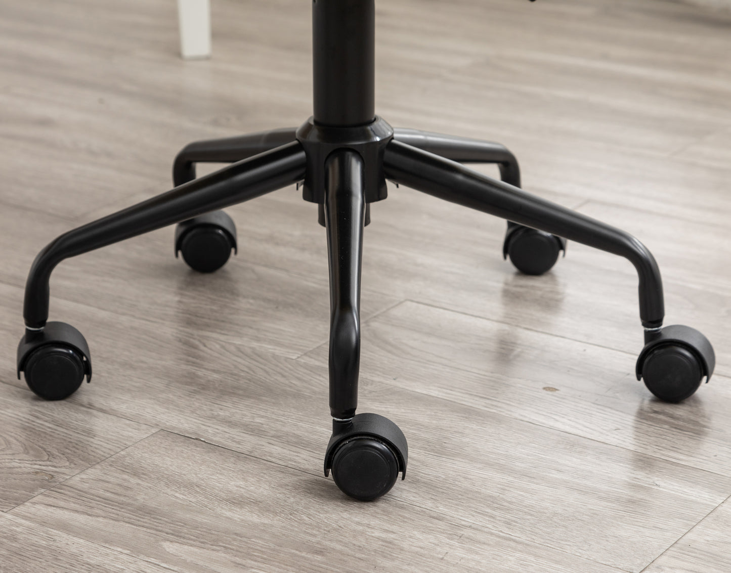 Eda Modern Tufted Swivel Chair