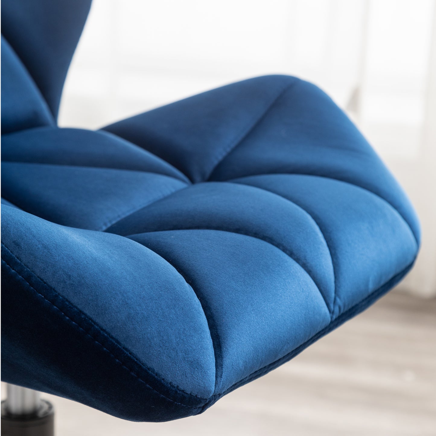 Eda Modern Tufted Swivel Chair