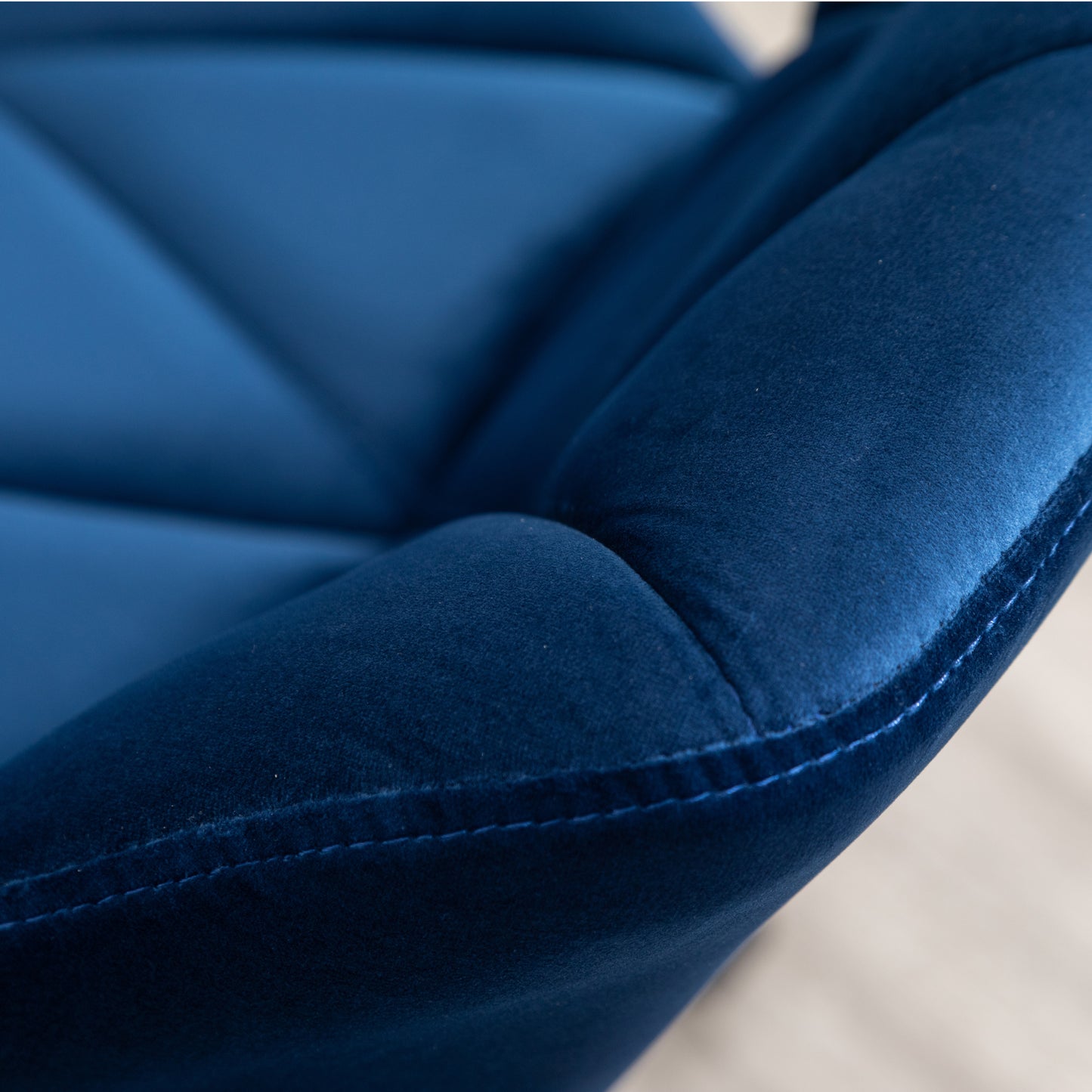 Eda Modern Tufted Swivel Chair