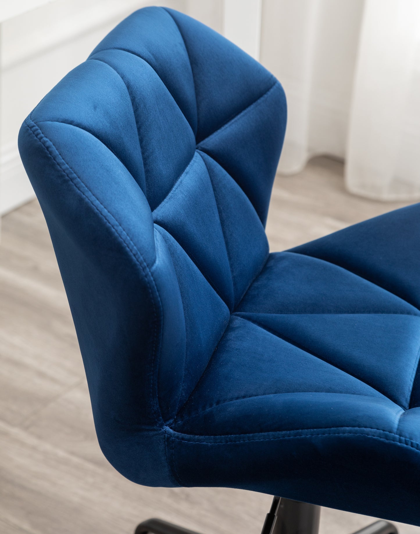 Eda Modern Tufted Swivel Chair